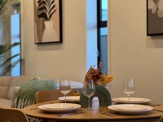 Lichfield Three Bedroom Townhouse with Super King Suite - 3