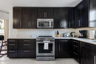 Oceanview 3BR Seven Mile Beach Condo - Centrally located - 7