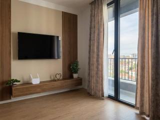 Spacious Modern Apartment with Panoramic Balcony - 0