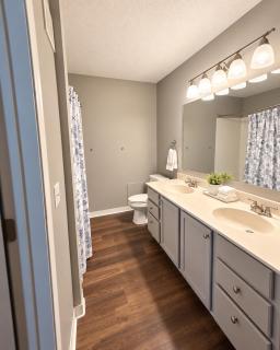 Spacious 4 Bedroom House - Heart of the City - Sleeps 10 - 4