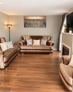 Spacious 4 Bedroom House - Heart of the City - Sleeps 10 - 2