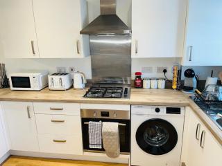 Modern 3 Bedroom Home with private parking 2 cars - 8