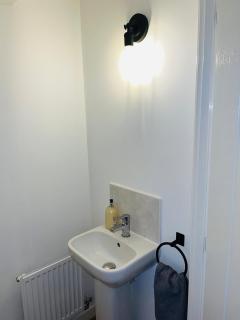Modern 3 Bedroom Home with private parking 2 cars - 7
