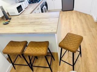 Modern 3 Bedroom Home with private parking 2 cars - 5