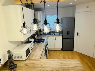 Modern 3 Bedroom Home with private parking 2 cars - 2
