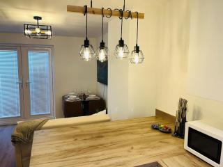 Modern 3 Bedroom Home with private parking 2 cars - 1