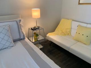 2BR Condo with Pool and Gym Strip View - 2