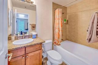 2BR Condo with Pool and Gym Strip View - 1
