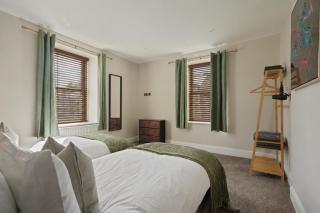 Oughtibridge Valley House - 4 Bed Modern Holiday Cottage, Hot Tub and Games Room with Pool Table & FREE Parking - Sleeps up to 10 Adults - Hosted by StayHostSave - 2