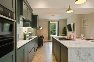 Oughtibridge Valley House - 4 Bed Modern Holiday Cottage, Hot Tub and Games Room with Pool Table & FREE Parking - Sleeps up to 10 Adults - Hosted by StayHostSave - 4