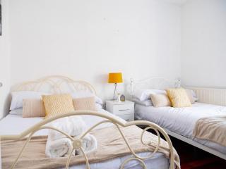 3-Bed House, Sleeps 8, Mins to M6 & City Centre - 1