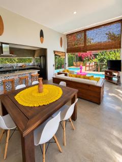 Casa com Piscina, 3 Suites, sala de estar e cozinha completa - 2