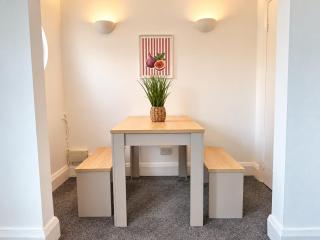 West Bridgford 2 Bedroom Apartment, Sleeps 4, with Super King Beds and Driveway Parking - 5