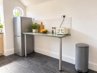 West Bridgford 2 Bedroom Apartment, Sleeps 4, with Super King Beds and Driveway Parking - 7