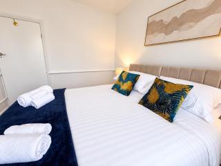 West Bridgford 2 Bedroom Apartment, Sleeps 4, with Super King Beds and Driveway Parking - 4