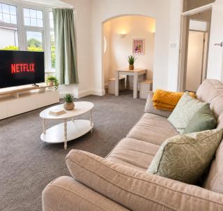 West Bridgford 2 Bedroom Apartment, Sleeps 4, with Super King Beds and Driveway Parking - 0