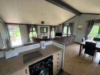Lodge 1 Upton Lakes & Lodges Old Hill Cullompton Devon EX151RA - 8