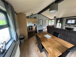 Lodge 1 Upton Lakes & Lodges Old Hill Cullompton Devon EX151RA - 7