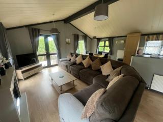 Lodge 1 Upton Lakes & Lodges Old Hill Cullompton Devon EX151RA - 5