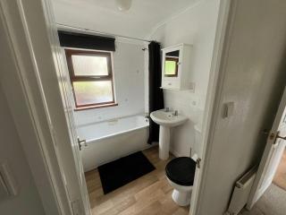 Lodge 1 Upton Lakes & Lodges Old Hill Cullompton Devon EX151RA - 3