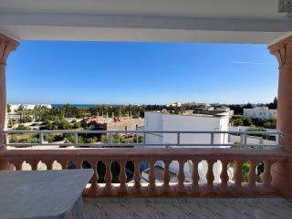 Plage a pied, balcon et vue mer partielle - 6