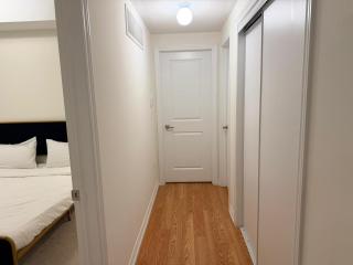 Modern2-Bedroom Suite - Near Airport, Free Parking - 3