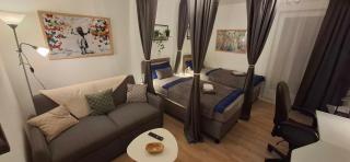Stay-at-AJ Homes Kamen mit komplett ausgestatteter Küche, Balkon, 8 Hotel-Boxspringbetten in 4 Schlafzimmern & Schlafsofa sowie kostenlos inklusive Bettwäsche, Handtücher, Verbrauchsartikel, Parkplatz, WiFi & SmartTV - 0