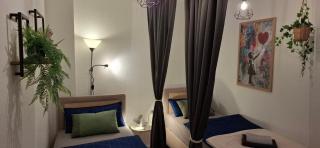 Stay-at-AJ Homes Kamen mit komplett ausgestatteter Küche, Balkon, 8 Hotel-Boxspringbetten in 4 Schlafzimmern & Schlafsofa sowie kostenlos inklusive Bettwäsche, Handtücher, Verbrauchsartikel, Parkplatz, WiFi & SmartTV - 2