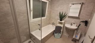 Stay-at-AJ Homes Kamen mit komplett ausgestatteter Küche, Balkon, 8 Hotel-Boxspringbetten in 4 Schlafzimmern & Schlafsofa sowie kostenlos inklusive Bettwäsche, Handtücher, Verbrauchsartikel, Parkplatz, WiFi & SmartTV - 1