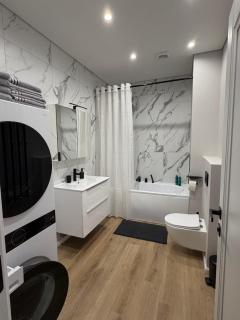 Modern Design Apartment, 10-min walk to beach - 8