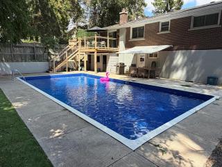 Poolside Paradise - Spacious 5BR Family Home - 7
