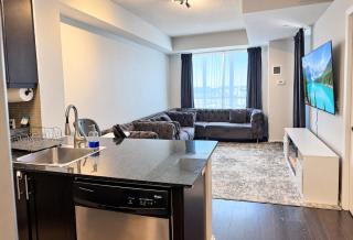 Modern 1BR and Den - 5 Min to Pearson - Pool & Parking - 9