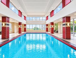 Modern 1BR and Den - 5 Min to Pearson - Pool & Parking - 8