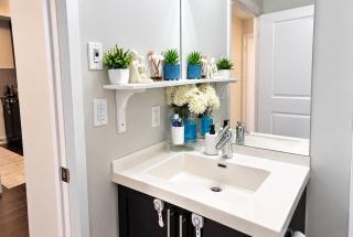 Modern 1BR and Den - 5 Min to Pearson - Pool & Parking - 7
