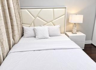 Modern 1BR and Den - 5 Min to Pearson - Pool & Parking - 6