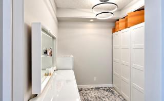 Modern 1BR and Den - 5 Min to Pearson - Pool & Parking - 3