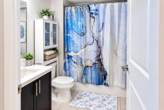 Modern 1BR and Den - 5 Min to Pearson - Pool & Parking - 2