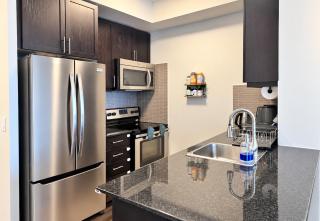 Modern 1BR and Den - 5 Min to Pearson - Pool & Parking - 1