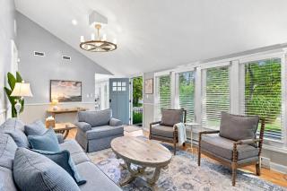 Elegant 4-bedroom retreat 10 minutes from Newport with game room, patio, fire pit - 0