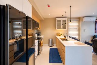 Suite Sunshine 1BR with Balcony Views Pool Gym 24hr Security - 6