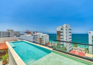 Studio with Rooftop Pool, 1 Block to the Beach - 0