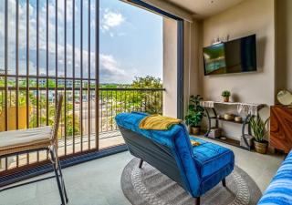 Studio with Rooftop Pool, 1 Block to the Beach - 8