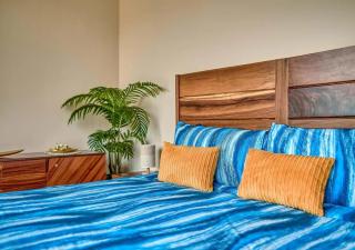 Studio with Rooftop Pool, 1 Block to the Beach - 7