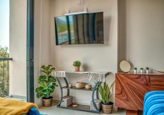 Studio with Rooftop Pool, 1 Block to the Beach - 2