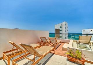 Studio with Rooftop Pool, 1 Block to the Beach - 1
