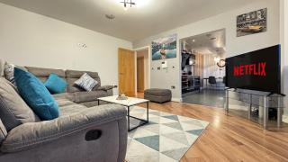 Spacious 2-Bedroom Duplex Apartment With Private Gated Parking - Cantley - 2