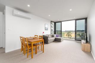 Stylish Phillip Apartment with Gym and Pool - 5