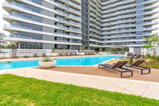 Stylish Phillip Apartment with Gym and Pool - 9