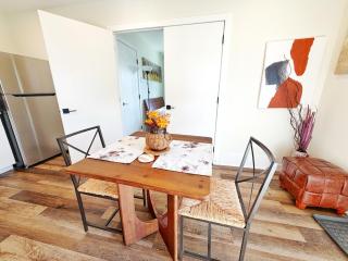 5 Min to UofA, Southgate Mall & Whyte Ave, Cozy Private Garage Suite - 8