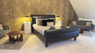Spacious 2-Bedroom Duplex Apartment With Private Gated Parking - Cantley - 9